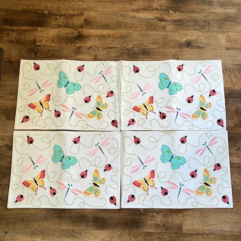 NWT 4 Placemats / Place Settings